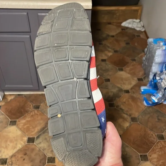 Size 13 trump tennis shoes. No real wear don’t fit any more had to go to a 14 - Picture 6 of 9
